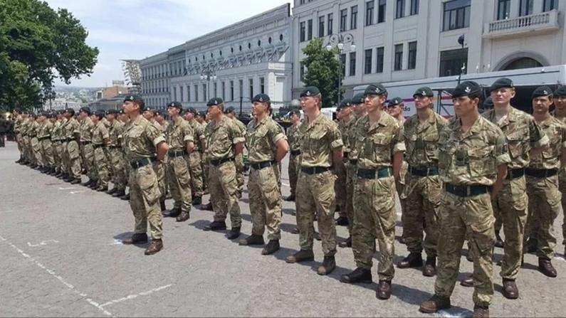 Die britische Armee hob das Verbot auf, Soldaten Bärte und Schnurrbärte wachsen zu lassen