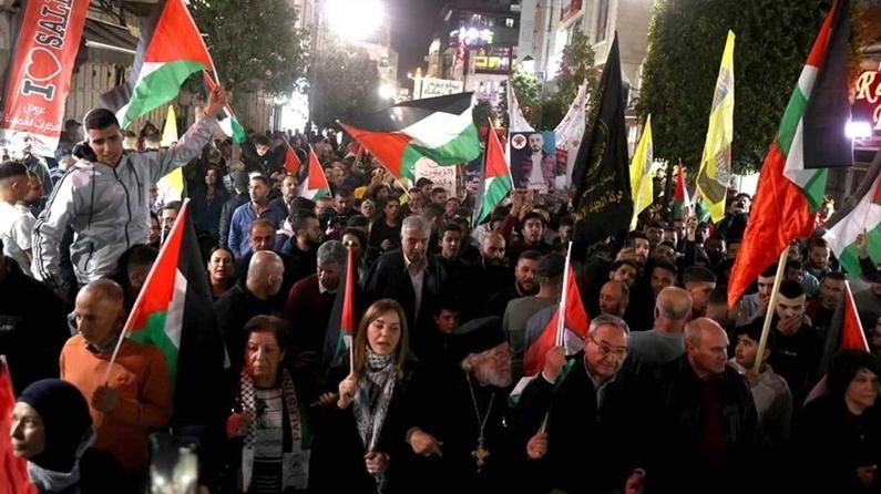 Palästinenser im Westjordanland marschieren am Palästinensischen Landtag zur Unterstützung von Gaza