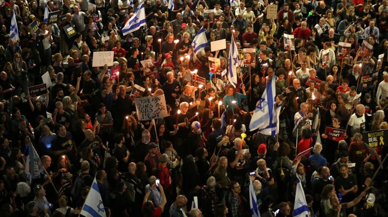 Tausende in Tel Aviv versammelte Israelis wiederholten ihre Forderungen an Netanjahu, zurückzutreten und die Gefangenen freizulassen.