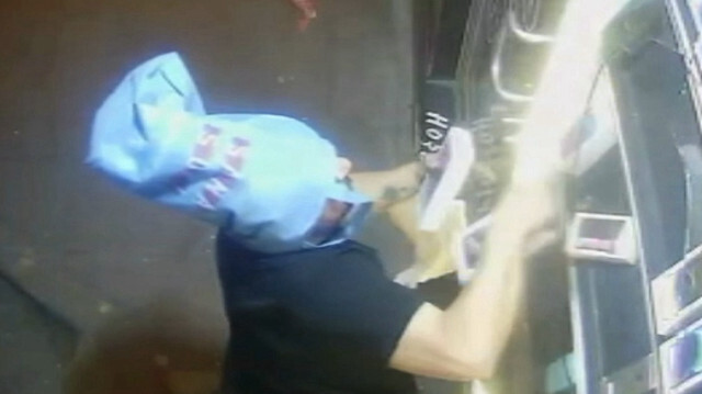 Der Verdächtige, der den Diebstahl begangen hatte, indem er eine Plastiktüte über Kopf und Füßen trug, wurde festgenommen