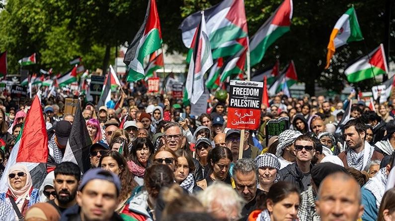 Welt 24. Juli 2024 Pro-palästinensische Aktivisten blockierten den Eingang des Außenministeriums in England. Pro-palästinensische Aktivisten blockierten den Eingang des Außenministeriums in England