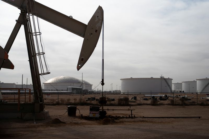 Oil heads for weekly rise as US adds sanctions on Iran, OPEC cuts