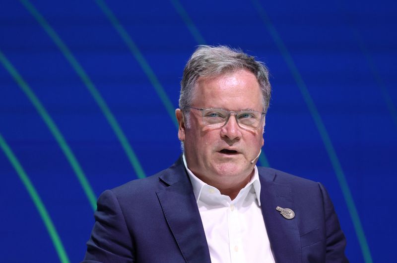 Vitol CEO expects slight drop in US oil output this year due to lower prices